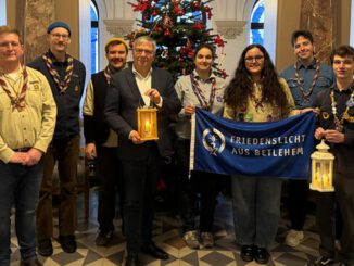 Friedenslicht aus Betlehem im Wiesbadener Rathausfoyer entgegengenommen
