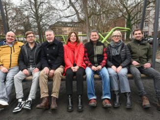 Große Hollywoodschaukel auf dem Schulberg eröffnet neuen Aussichtspunkt über die Innenstadt