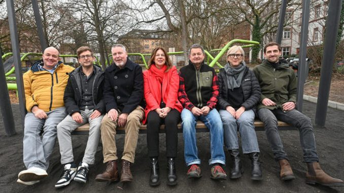 Große Hollywoodschaukel auf dem Schulberg eröffnet neuen Aussichtspunkt über die Innenstadt