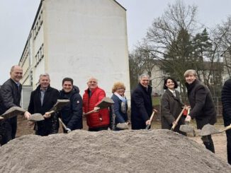 Grundschulerweiterung in Kohlheck beginnt mit symbolischem Spatenstich