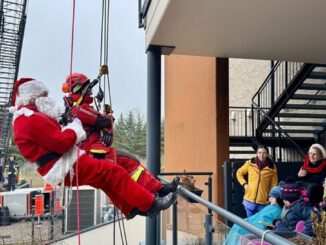 Höhenretter der Feuerwehr überraschen als Nikolaus Kinder im Zwerg-Nase-Zentrum