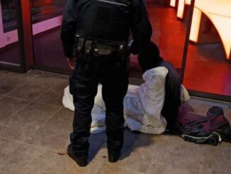 Nächtliche Streifen in Wiesbaden: Stadtpolizei reicht heißen Tee und informiert über Hilfsangebote