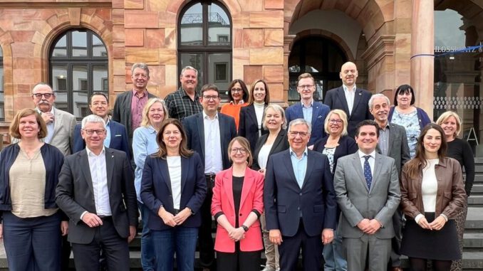 Oberbürgermeister begrüßt neue Magistratsmitglieder in Wiesbaden