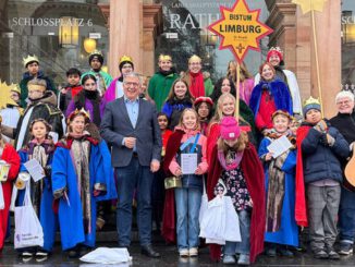 Sternsinger tragen Segenszeichen ins Wiesbadener Rathaus und thematisieren Kinderarbeit