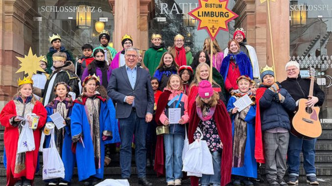 Sternsinger tragen Segenszeichen ins Wiesbadener Rathaus und thematisieren Kinderarbeit