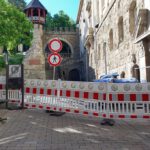 Straßensperrung am Römertor nach Fassadenschaden in der Nähe der Kaiser-Friedrich-Therme