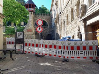 Straßensperrung am Römertor nach Fassadenschaden in der Nähe der Kaiser-Friedrich-Therme
