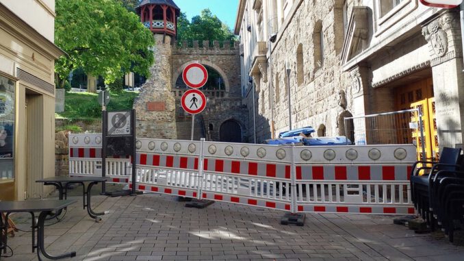 Straßensperrung am Römertor nach Fassadenschaden in der Nähe der Kaiser-Friedrich-Therme