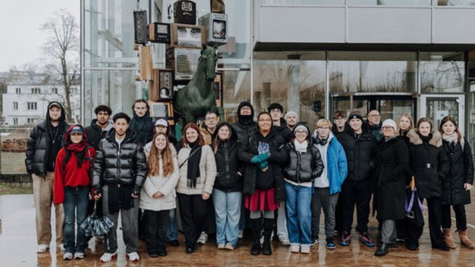 Wiesbaden empfängt Jugendliche aus drei Ländern zu Workshops über Medien und Demokratie