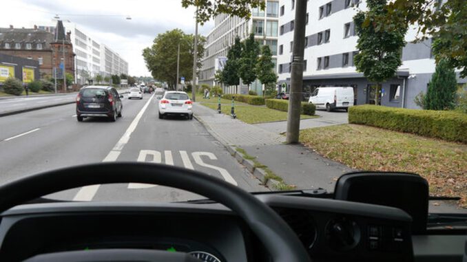 Wiesbaden: Frontkameras dokumentieren Falschparker und entlasten Busverkehr