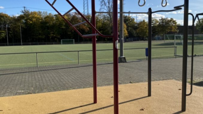 Wiesbaden installiert Calisthenics Station und Basketballkorb in Amöneburg