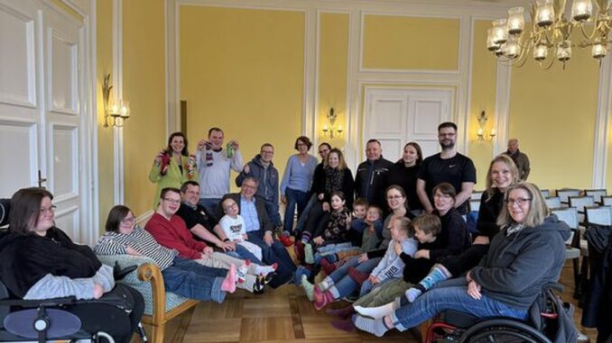 Wiesbaden ruft zum Welt-Down-Syndrom-Tag zum Tragen unterschiedlicher Socken auf