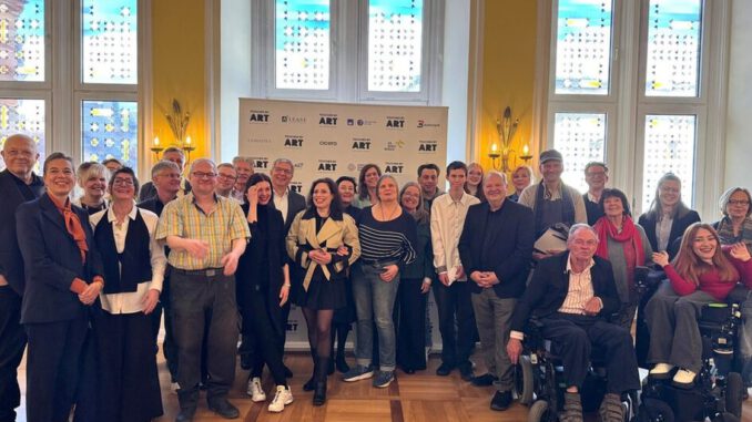 Wiesbaden startet inklusives Kunstprojekt mit Tandems, Dokumentation und Auktion