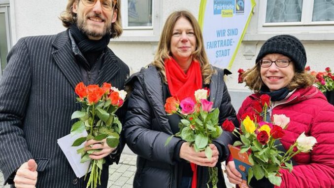 Wiesbaden verteilt Fairtrade Rosen am Valentinstag und macht auf Lieferketten aufmerksam
